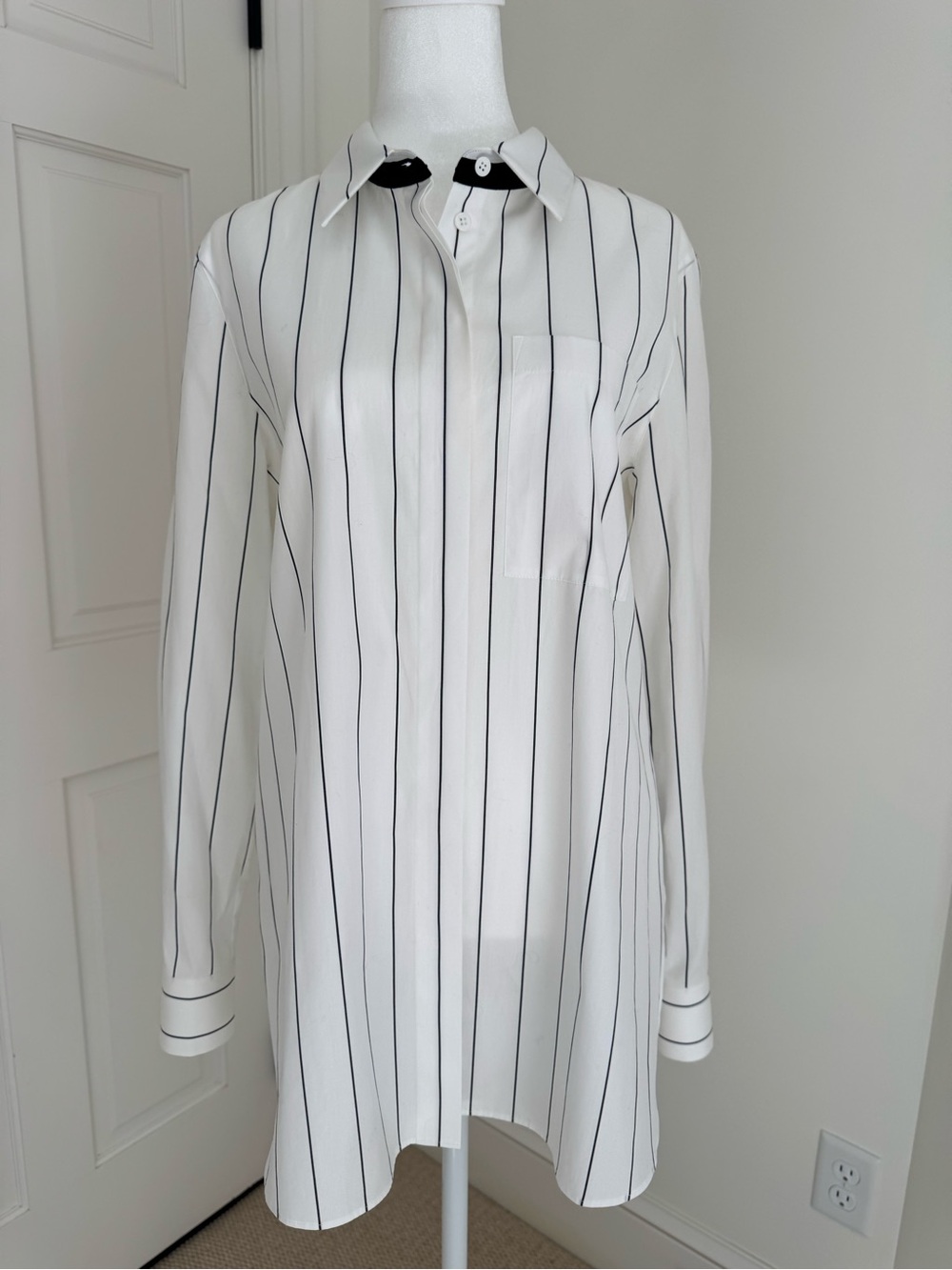 Lafayette 148 Women's White Vertical Stripe blouse - Classic Long Sleeve